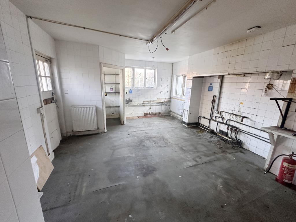 Lot: 85 - FORMER PUBLIC HOUSE WITH POTENTIAL - large former commercial kitchen